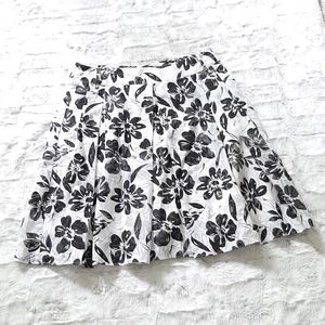 Black and white flower print flowy pleated skirt. Size 3.